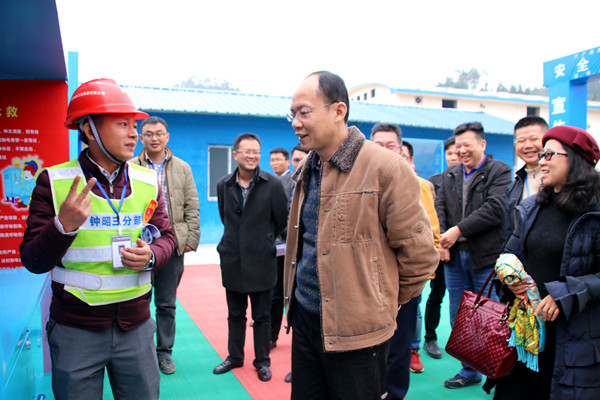 1485005164269073696.jpg 项目安全工程师向陆晓明(前排左二)介绍安整个验中心.jpg