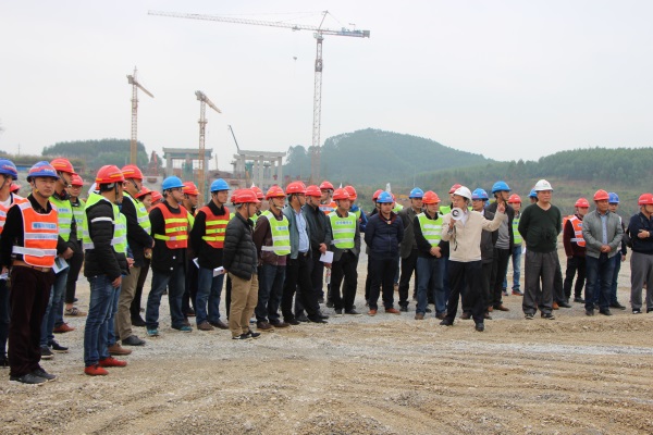 柳南改扩建全线安全治理人员参观特大桥施工现。ㄅ某叽纾.jpg