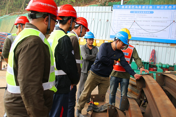图一：召开进洞前现场会议，查抄钢拱架.jpg