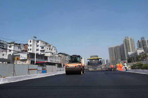 大学路3标率先发展路面沥青铺摊工作.jpg